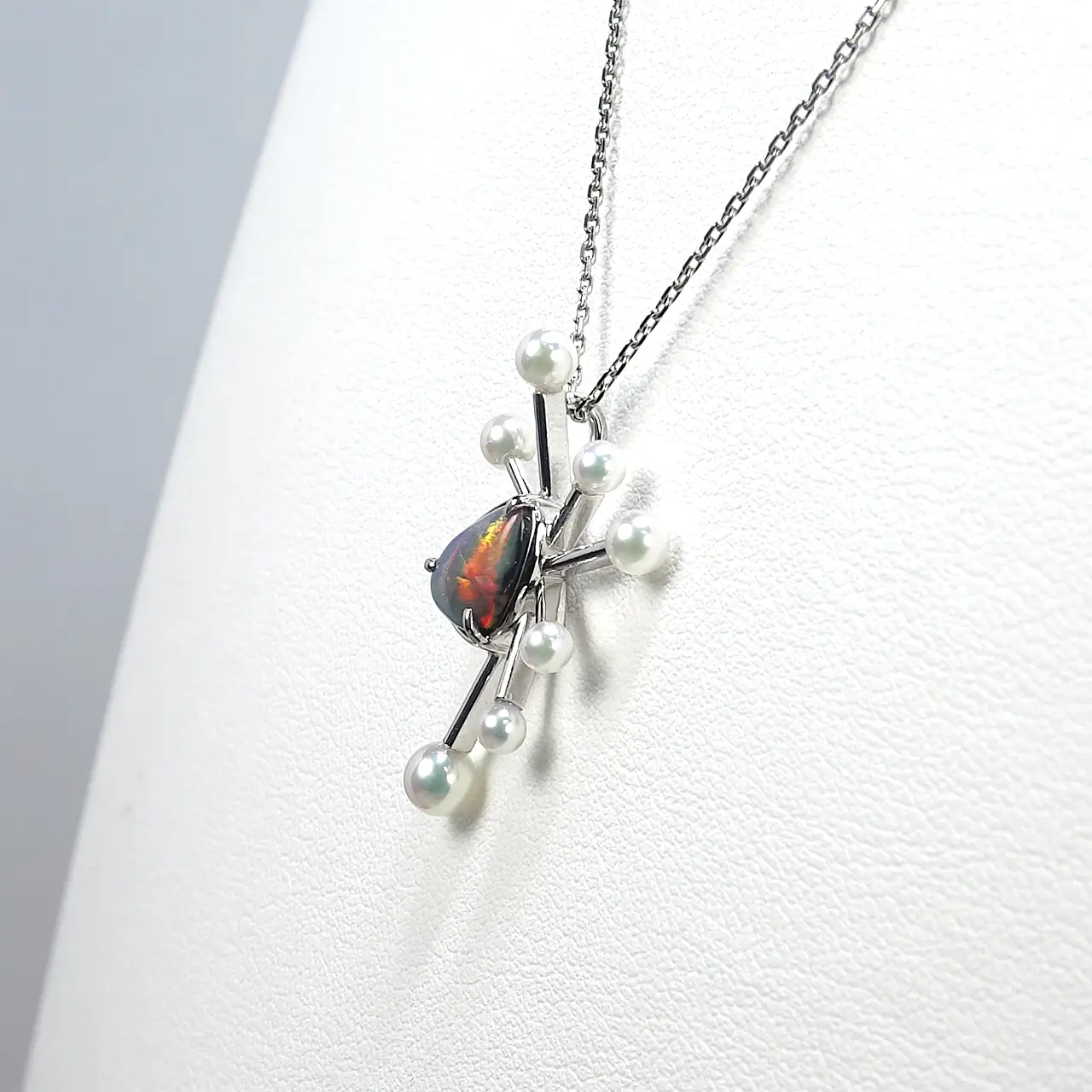 霜星（しもぼし）Pt950ブラックオパール・アコヤ無調色パールペンダントトップ