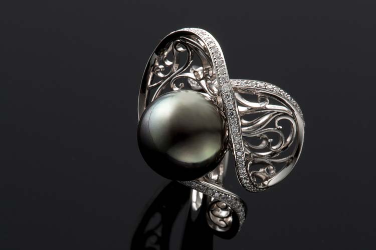 Pt950 Black South Sea Cultured Pearl Diamond Ring