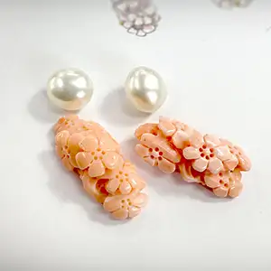 お花の彫りを施した桃色サンゴと南洋ケシパール