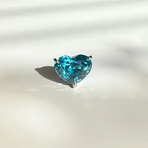 甘さを削ぎ落としたハート ― ブルージルコン片耳ピアス