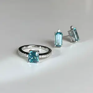 澄みきった青の輝き ― ブルージルコンのリングとピアス