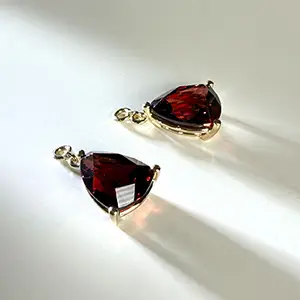 雫のように揺れる ― ロードライトガーネットのピアスチャーム オーダーメイド