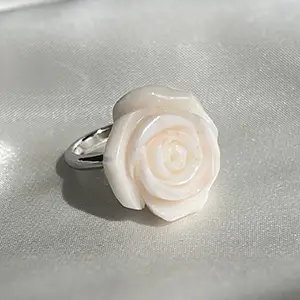 指元に咲く一輪のバラ　40ctサンゴ彫刻リング