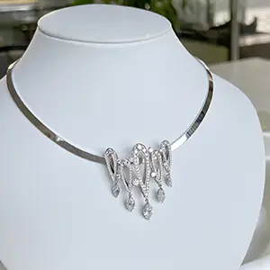 ダイヤモンドの輝きを、より自由に ― ブローチとペンダントへ