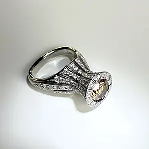 静かな気品を纏う ― ブラウンダイヤモンドリング