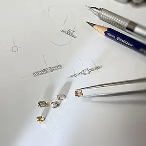 エメラルドカットが引き立てる、ブラウンダイヤモンドの静かな輝き