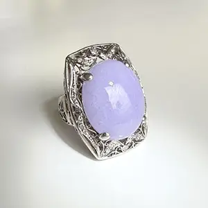優美なラベンダーカラーを纏う ― ラベンダーヒスイ透かしリング