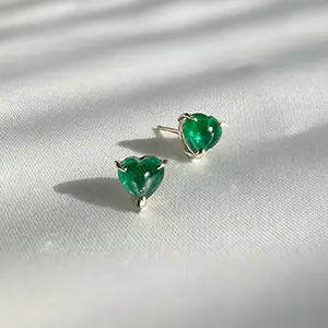 潤いを感じるハートシェイプ ― エメラルド ピアス