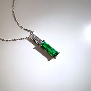 澄んだグリーンを纏う、オーダーメイドエメラルドネックレス