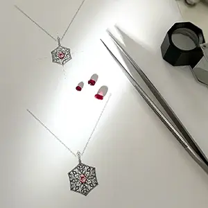 プラチナが描く、静かな赤の物語