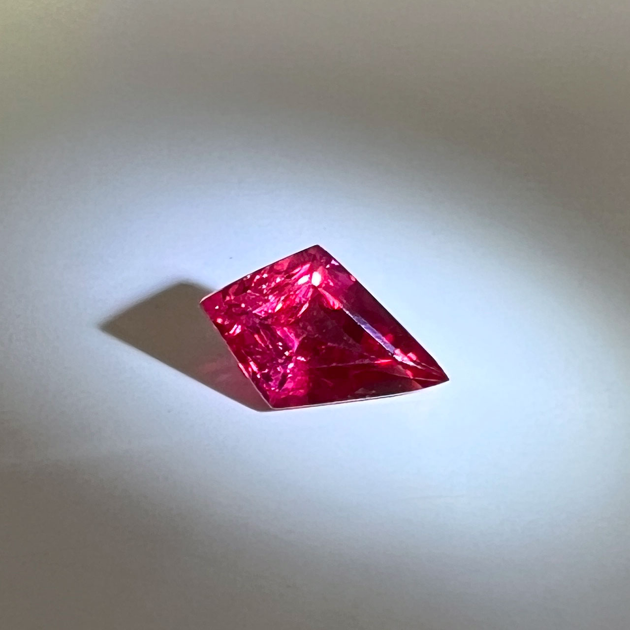 カイトの形が可愛い 非加熱ルビー 入荷 | アトリエ・エヌツー