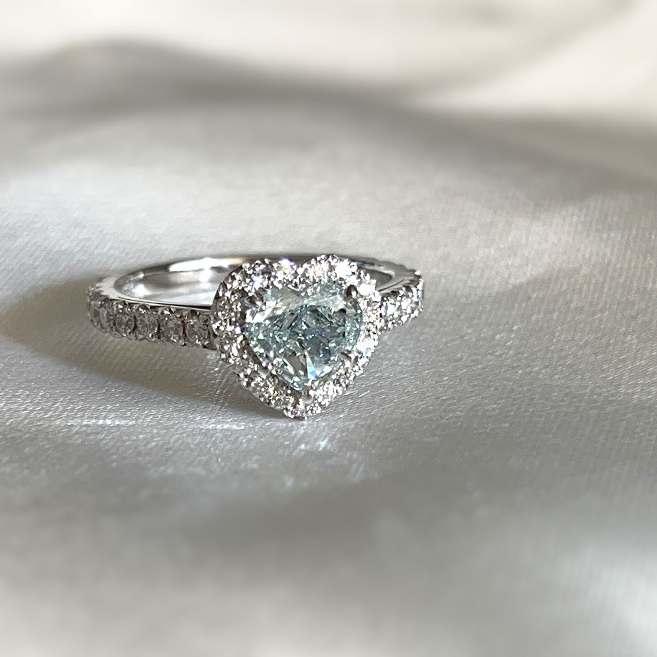 PT900 トリートブルーダイヤモンドリング ハートに宿る蒼の輝き ― ブルーダイヤモンドリング | アトリエ
