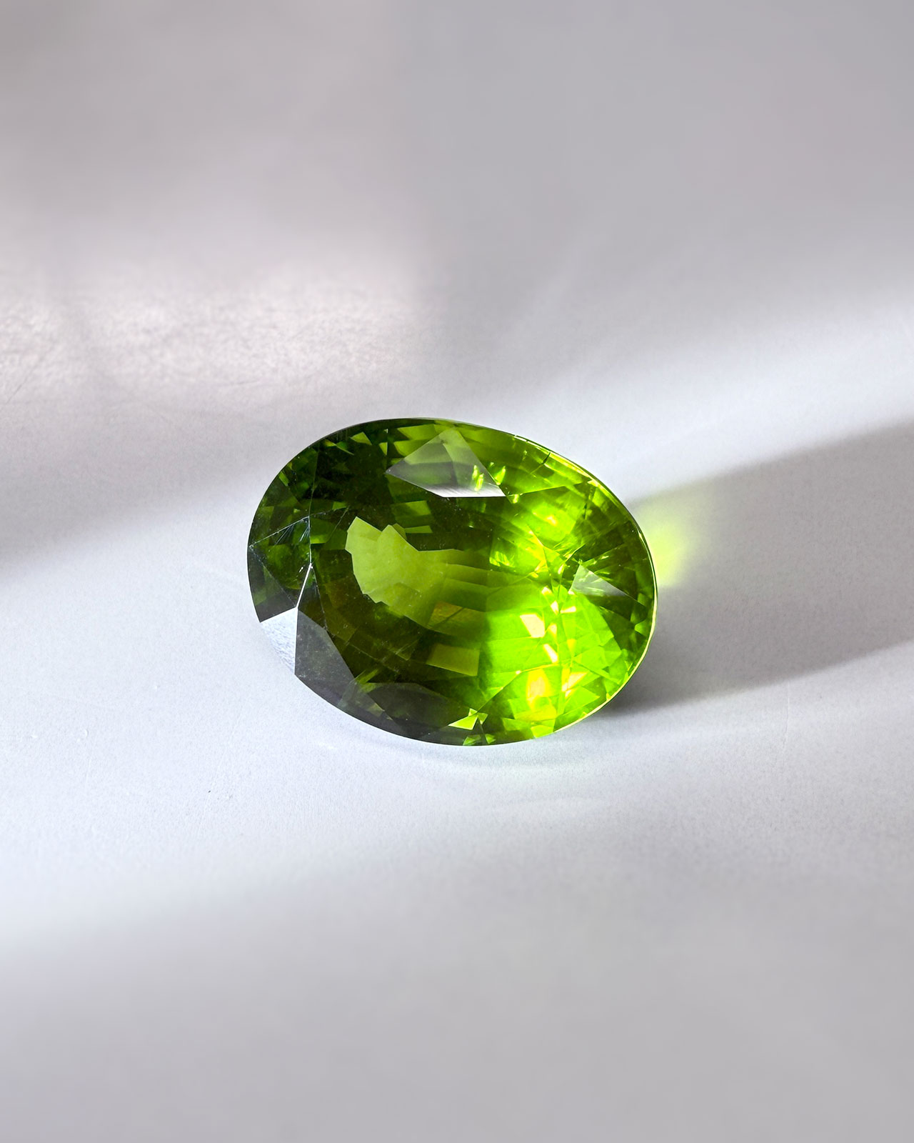 ミャンマー産ならではの深いグリーン──約37ctペリドットの圧倒的存在