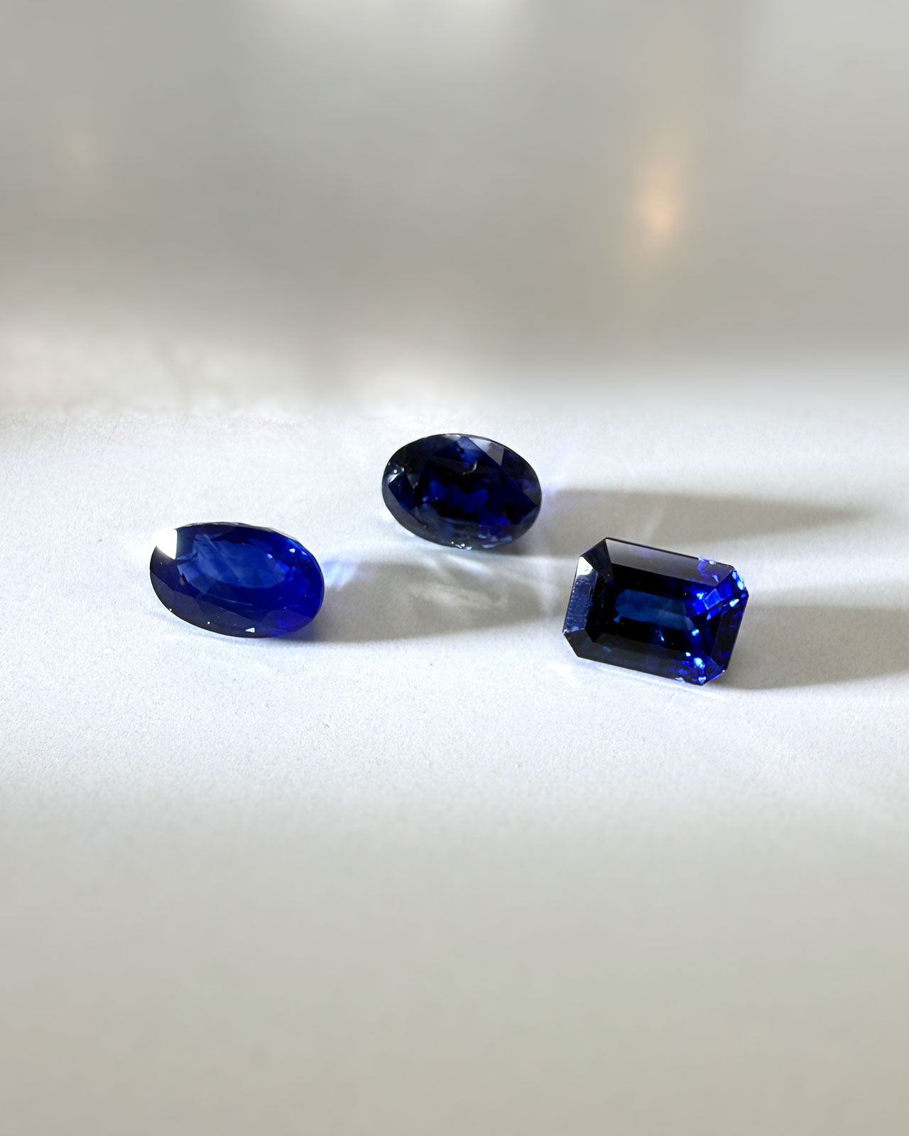 約2ctの特別な青 ― オーバル＆エメラルドカットのロイヤルブルー