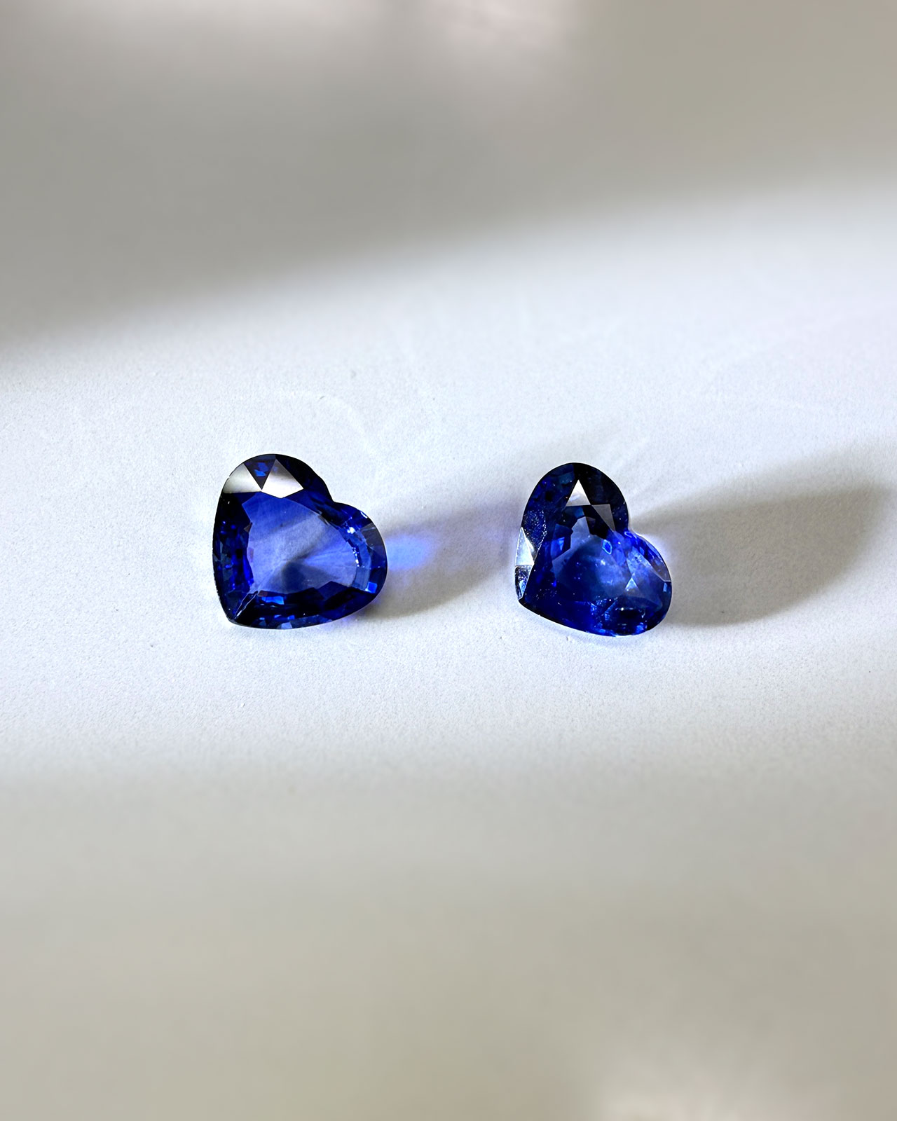 甘さと知性を併せ持つ、ハートカットロイヤルブルーサファイア