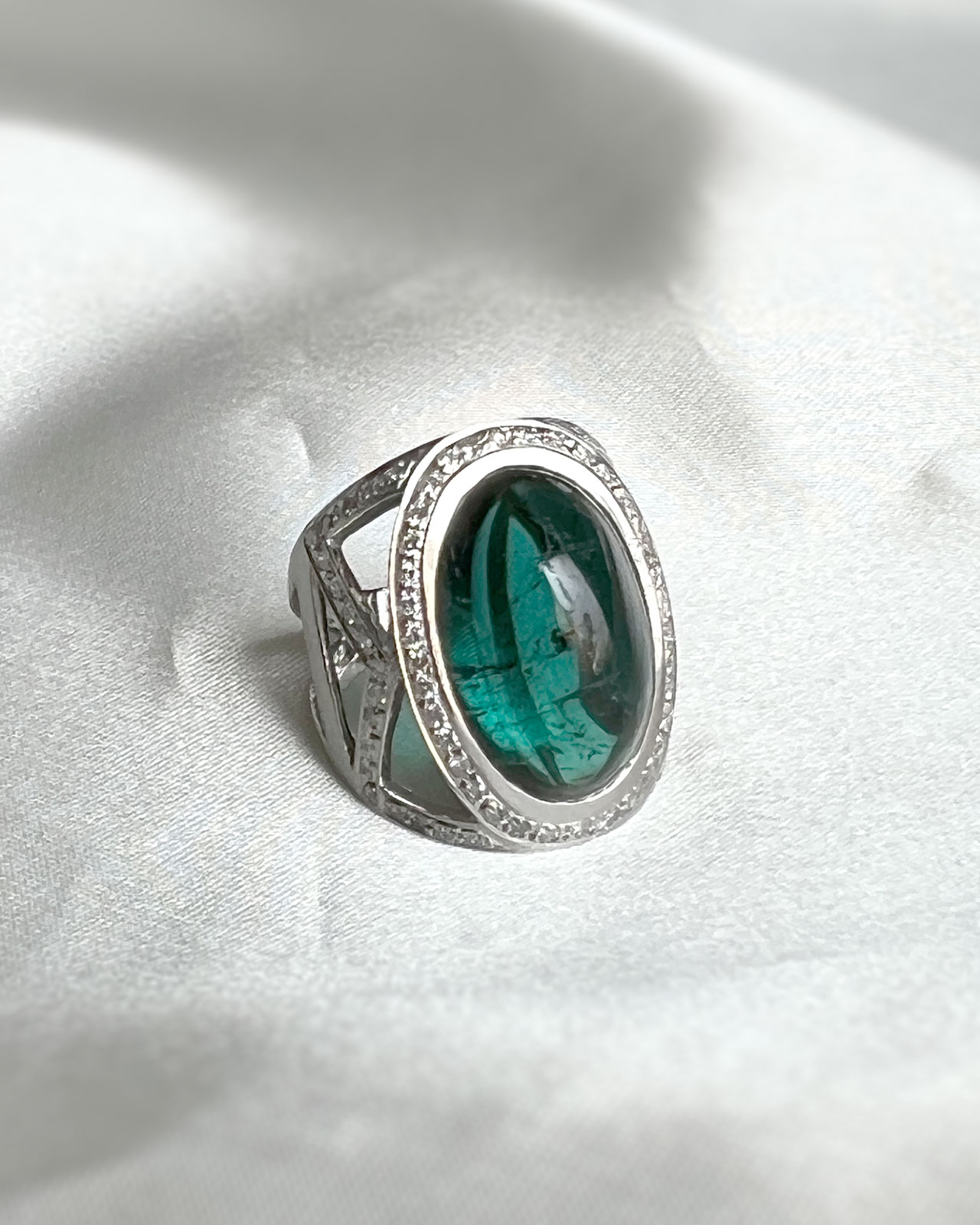 深く美しい緑が際立つグリーントルマリンの指輪 | アトリエ・エヌツー