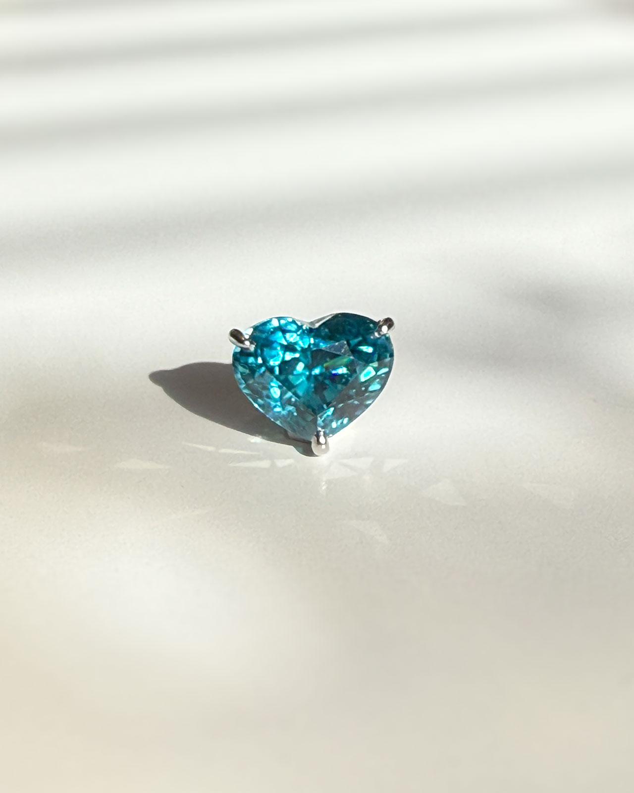 甘さを削ぎ落としたハート ― ブルージルコン片耳ピアス | アトリエ