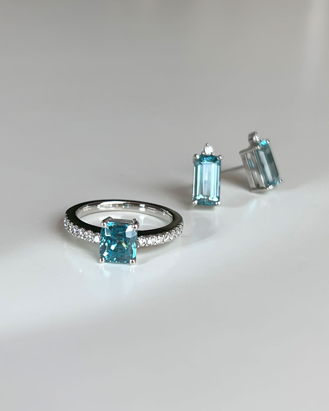 澄みきった青の輝き ― ブルージルコンのリングとピアス | アトリエ