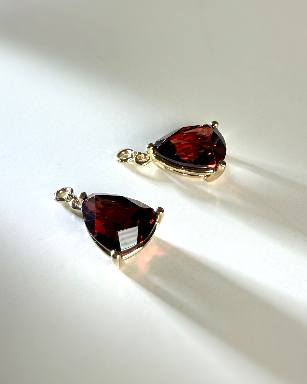 雫のように揺れる ― ロードライトガーネットのピアスチャーム オーダー