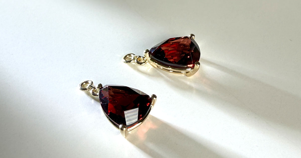 雫のように揺れる ― ロードライトガーネットのピアスチャーム オーダー