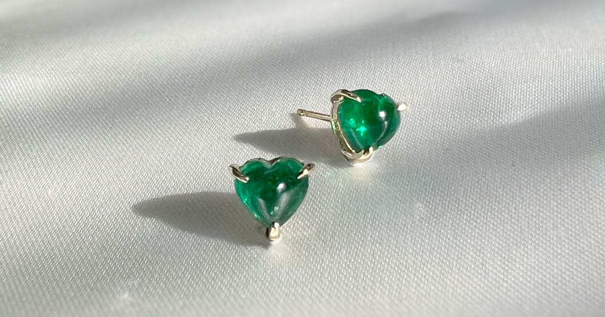 潤いを感じるハートシェイプ ― エメラルド ピアス | アトリエ