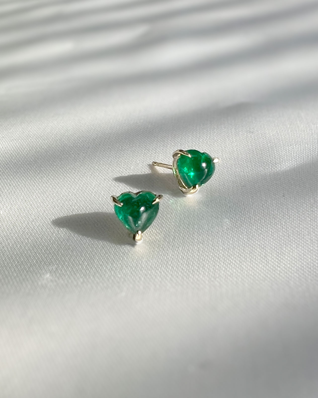 エメラルドカラークォーツ・ハート✴︎ピアス⭐︎NO.353 潤いを感じるハートシェイプ ― エメラルド ピアス | アトリエ