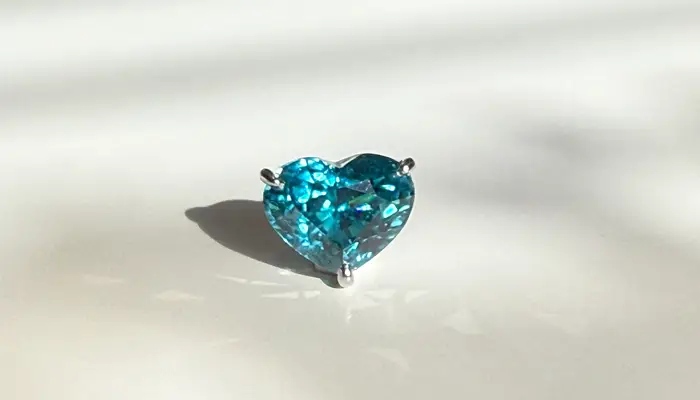 甘さを削ぎ落としたハート ― ブルージルコン片耳ピアス
