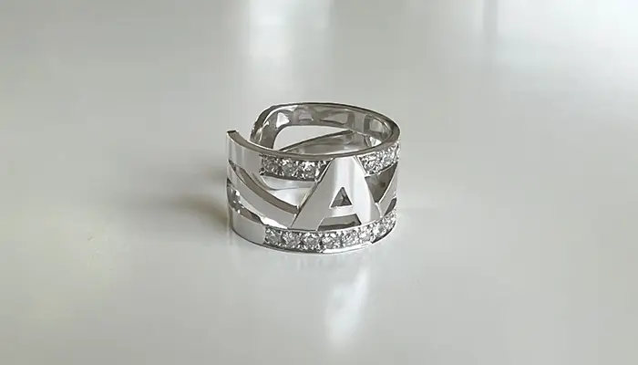 アルファベットのメンズイヤーカフ