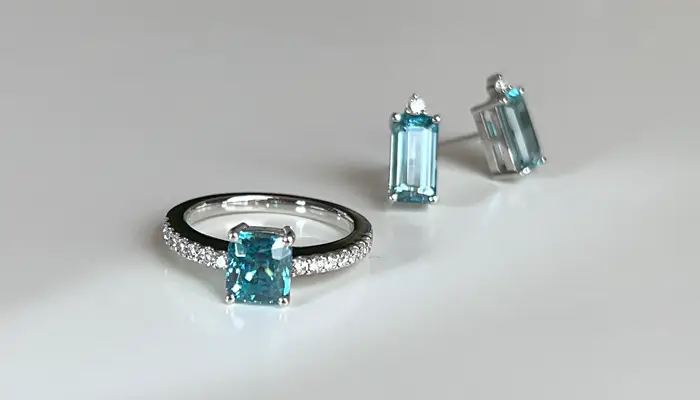 澄みきった青の輝き ― ブルージルコンのリングとピアス