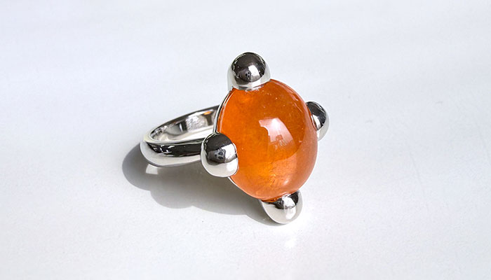 木漏れ日に託す、ありがとうの気持ち― ミントガーネットが紡ぐ「時の流れ」―