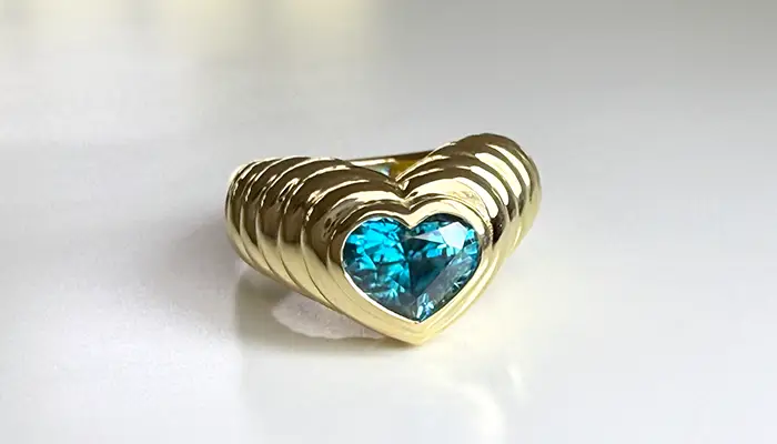 18金とブルーが響き合う ― ハートカット・ブルージルコンリング