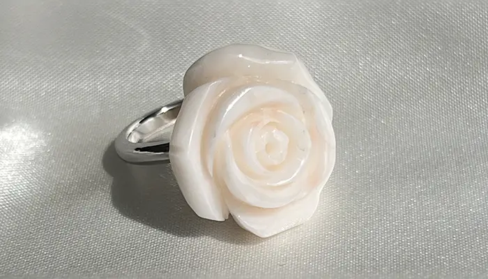 指元に咲く一輪のバラ　40ctサンゴ彫刻リング