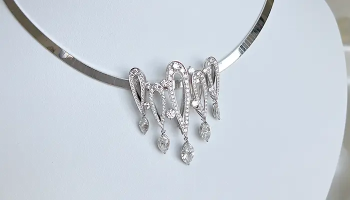 ダイヤモンドの輝きを、より自由に ― ブローチとペンダントへ