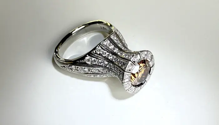 静かな気品を纏う ― ブラウンダイヤモンドリング