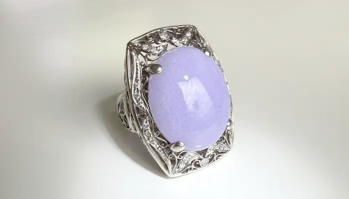 優美なラベンダーカラーを纏う ― ラベンダーヒスイ透かしリング