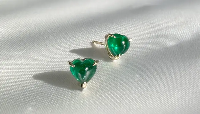 潤いを感じるハートシェイプ ― エメラルド ピアス
