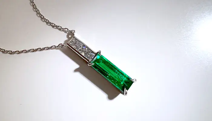 澄んだグリーンを纏う、オーダーメイドエメラルドネックレス