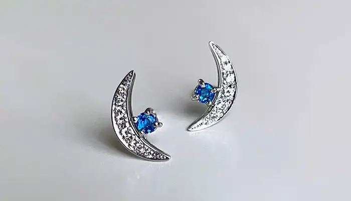 息を呑む美しさ　ネオンブルーのアウイナイトのピアス