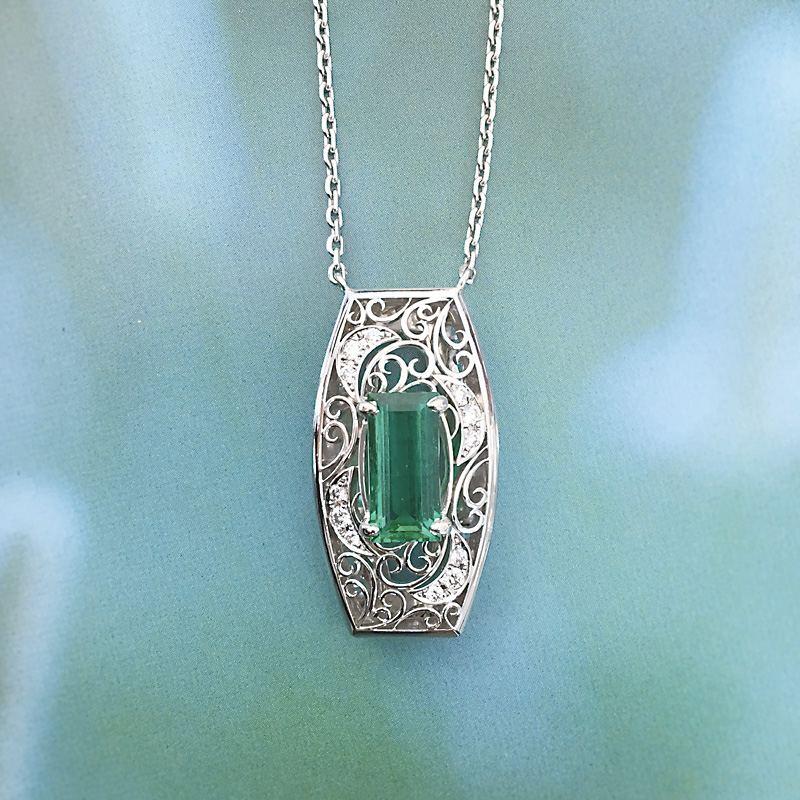 Pt900 Emerald Diamond Pendant Necklace