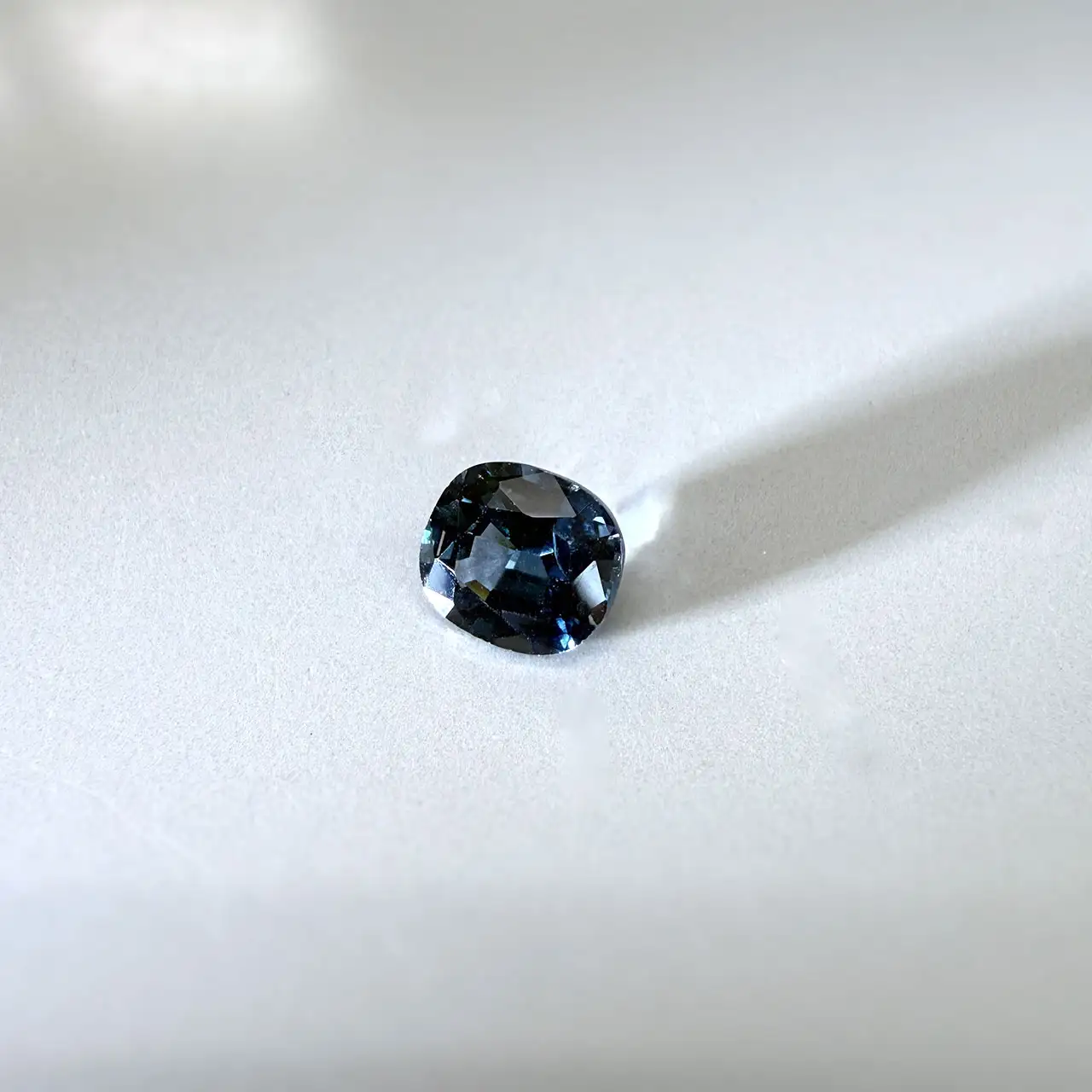 澄んだ透明感と知性のある輝き ― ブルースピネルの魅力