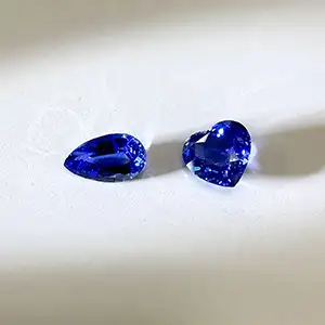 澄んだ青が魅力 ― ペアシェイプ＆ハートカットのコーンフラワーブルーサファイア