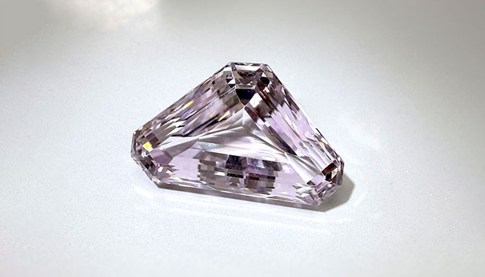 やさしいライラックピンクが魅力、９月の誕生石クンツァイト