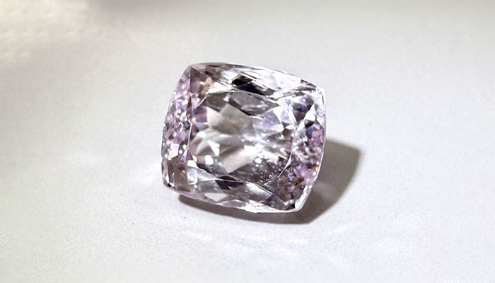 夕べの宝石 ― クンツァイトが奏でるやさしい輝き